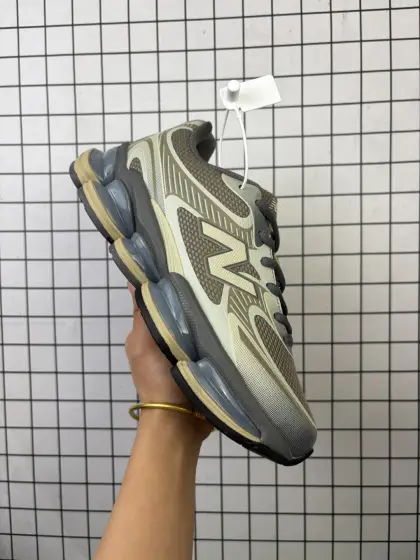 【公司级】New Balance 新鞋型!新百伦NEW BALANCE 2000系列复古潮流网眼透气跑鞋2000年代风格轻便耐磨厚底增高 气垫缓震运动老爹鞋,这双New Balance 2000 依然是融合了新旧元素的跑鞋造型,命名为 2000,或许是它的设计理念有着 Y2K 的血统.最大的亮点,在于这双鞋的中底.中底造型太抓眼球了,五个 ABZORB 单元!带来极具辨识度和冲击力的视觉效果,让这双鞋在外观和脚感方面都颇具吸引力.鞋面会比以往 New Balance 更扁平化,配合夸张的中底,看上去很有未来感.并且鞋头的线条看上去十分流畅,对于 New Balance 粉丝来说,一定会觉得很新颖. 货号:U20004JQ 含半码 编码:719
